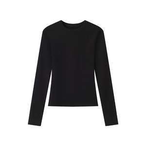 T-shirt noir à manches longues coupe ajustée à plat avec un col rond classique élégant