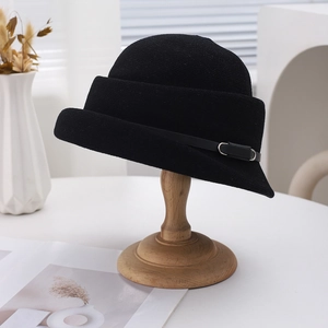 Élégant chapeau cloche noir de style français en laine avec boucle sur support en bois