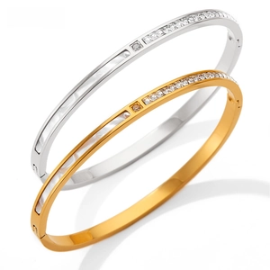 Gros plan détaillé de bracelets en acier inoxydable avec cristaux et nacre blanche