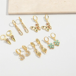 Set di orecchini boho dorati con farfalle e malocchio decorati con zirconi colorati