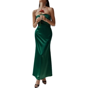 Eng anliegendes dunkelgrünes Satin-Abendkleid trägerlos mit Modell und roter Rose