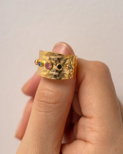Detailed macro view of 18K gold hammer textured ring featuring five colorful zircons