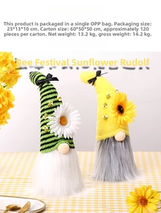 Dettaglio di gnomi decorativi con girasole e margherita su sfondo a quadri gialli