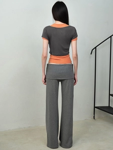 Vue arrière d'un ensemble en maille gris avec débardeur orange et pantalon large