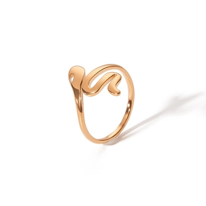 Dettaglio dell'anello a forma di serpente in oro rosa con finitura a specchio lucida