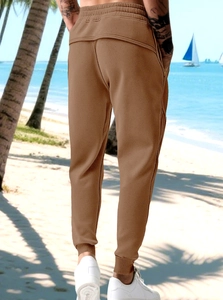 Dettaglio dei pantaloni sportivi da uomo in cotone marrone scuro con vita elastica