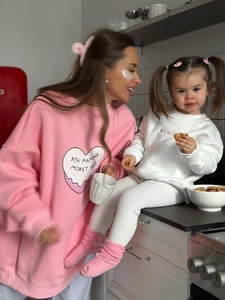 Sweat-shirt oversize rose à imprimé cœur pour femme et enfant en décor intérieur
