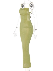 Détail de la robe moulante dos nu vert clair avec fines bretelles et tissu mesh léger