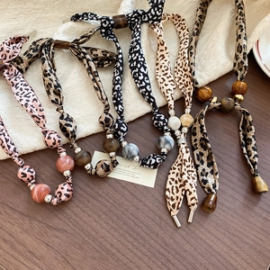 Colliers en ruban à imprimé léopard vintage avec perles en résine de cinq couleurs