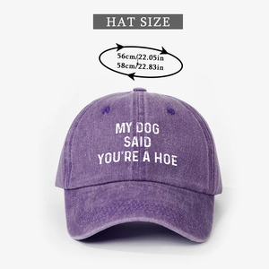 Dettaglio del cappello denim lavato viola con stampa slogan e info taglia 56-58cm