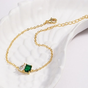 Détail du zircon émeraude et de la pierre en poire sur le bracelet plaqué or