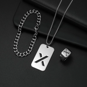 Makroaufnahme eines silbernen Herrenschmuck-Sets mit Panzerarmband und X-Ring