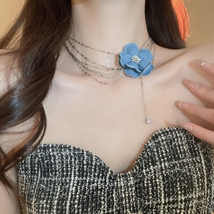 Collier argenté multicouche avec fleur en denim bleu et pendentif goutte