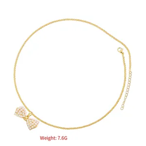 Goldene Halskette mit Perlen-Schleifenanhänger und verstellbarer Länge für Damen