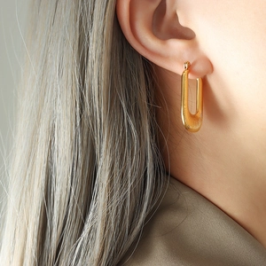 Boucles d'oreilles rayées en forme de U plaquées or 18K sur modèle au style chic