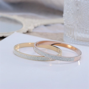 Elegante Armreifen aus 24K Gold und Roségold mit funkelnder Zirkonia-Kristall-Pflasterung