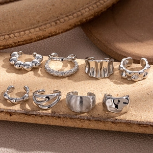 Set mit acht silbernen Ear Cuffs in verschiedenen minimalistischen Designs und Texturen