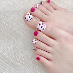 Unghie finte piedi fatte a mano bianco e magenta con motivo leopardato e glitter