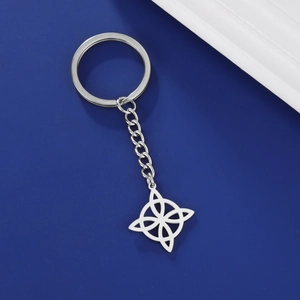 Detail eines silbernen Schlüsselanhängers mit hohlem Wicca-Keltenknoten aus Edelstahl