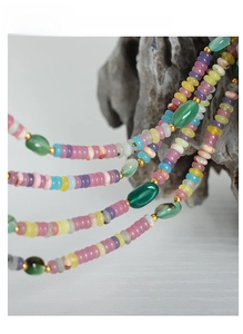 Détails de perles d'agate verte naturelle sur un collier artisanal de style bohème