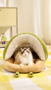 Dettaglio di una cuccia per gatti chiusa e calda con interno in morbido peluche e design a lumaca