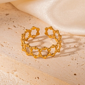Bague nid d'abeille ajourée en or 18K avec design minimaliste et anneau réglable