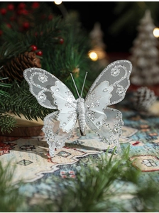 Vue détaillée du papillon argenté scintillant avec strass pour décoration de Noël