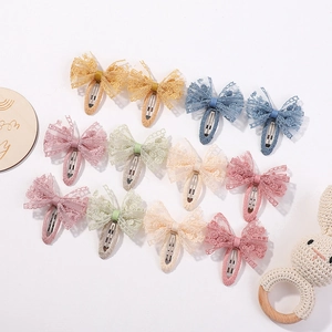 Lot de 12 barrettes à cheveux en dentelle pour enfants aux couleurs pastel sur fond blanc