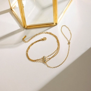 Eleganter 18K vergoldeter Edelstahl-Handschmuck mit minimalistischen Zirkon-Akzenten