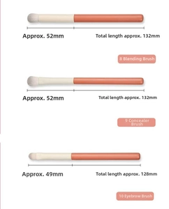 Detail von Lidschatten-, Concealer- und Augenbrauenpinseln mit Maßen und weichen Borsten