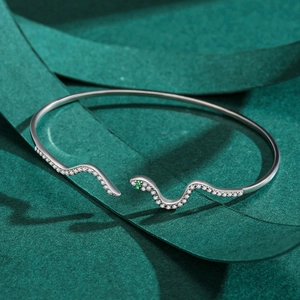 Eleganter S925 Sterlingsilber Schlangen-Armreif mit weißen Zirkonia und grünen Augen