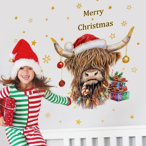 Kind springt vor festlichem Weihnachtswandsticker mit Hochlandrind und Goldfolie