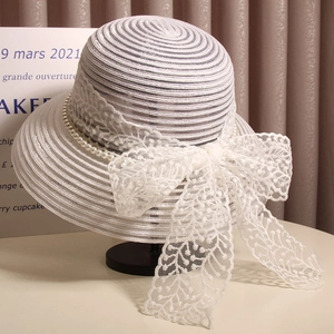 Chapeau de Soleil en Paille Élégant Style Hepburn pour Femmes Avec Grand Nœud en Dentelle Et Décoration de Perles Pliable Respirant Bob pour Plage Voyage Vacances