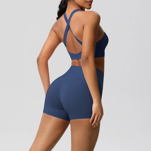 Detailansicht der marineblauen High-Waist-Yoga-Shorts und des Sport-BHs am Modell