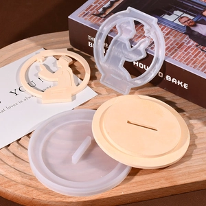 Dettaglio dello stampo in silicone per silhouette di preghiera e base per portacandele