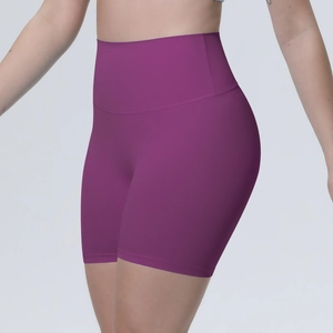 Vue détaillée du short de yoga violet taille haute sans couture avec contrôle du ventre