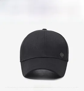Dettaglio del berretto da baseball nero con logo SPORT in metallo sul pannello laterale