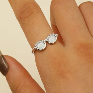 Detailed close-up of a silver mini glasses-shaped ring featuring white glitter and tiny diamonds