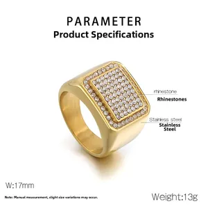 Dettaglio dell'anello a sigillo quadrato in acciaio dorato 17mm con pavé di strass lucidi