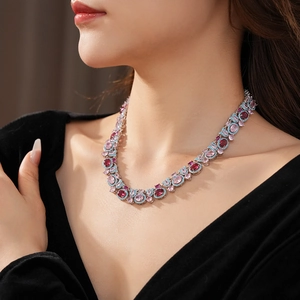 Gros plan détaillé d'un collier vintage géométrique avec des zircons colorés sur un modèle