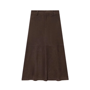 Jupe midi trapèze en faux daim marron foncé avec coutures décoratives sur fond blanc