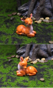 Duale Ansicht einer süßen Rehfigur aus Harz in einer realistischen Mooswald-Miniaturlandschaft