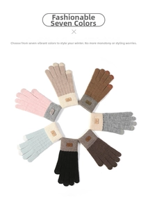 Selezione di sette guanti in maglia colorati per touchscreen disposti in un cerchio