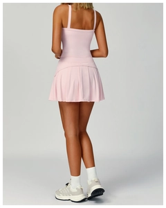 Détails de la jupe de sport plissée rose avec bretelles croisées et tissu respirant