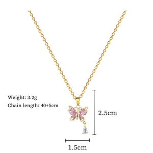 Dettaglio della collana farfalla con cristalli rosa dimensioni 2,5x1,5cm e peso 3,2g