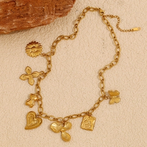 Collier à grosse chaîne en acier doré 18 carats avec divers pendentifs mignons