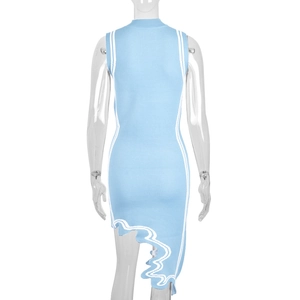 Detalle del vestido de punto azul sin mangas con rayas blancas y cremallera trasera