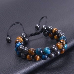 Dettaglio macro del bracciale intrecciato a doppio strato con occhio di tigre 10mm e magneti