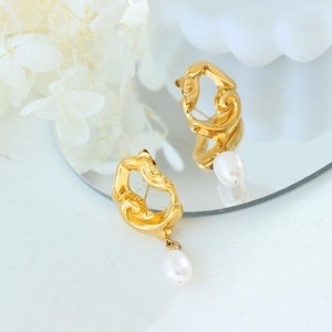 Détail de boucles d'oreilles style lave plaquées or 18k avec perles d'eau douce