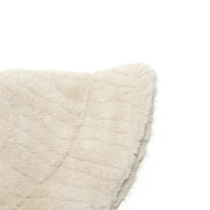 Vue macro détaillée de la texture douce en fausse fourrure blanc cassé du chapeau